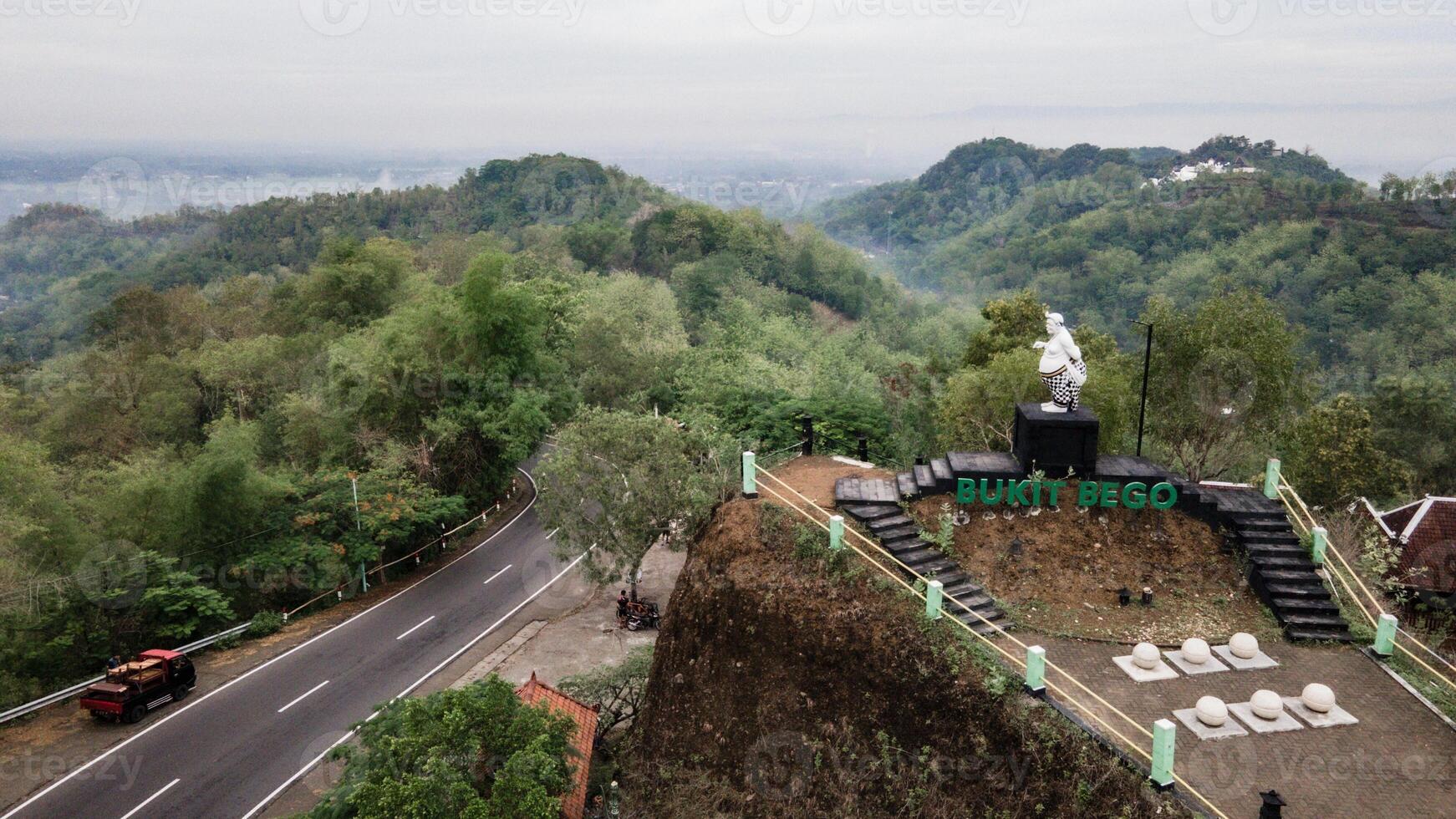 aéreo ver de el devanado la carretera en bukit bego - bego colina. yogyakarta Indonesia foto