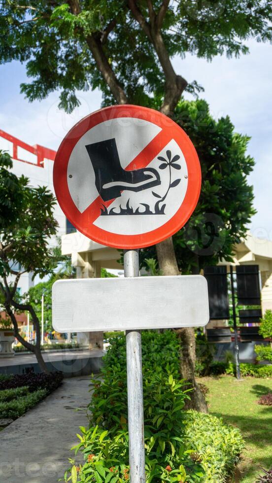 hacer no caminar en el césped signo. hacer no paso en el flores y plantas firmar foto