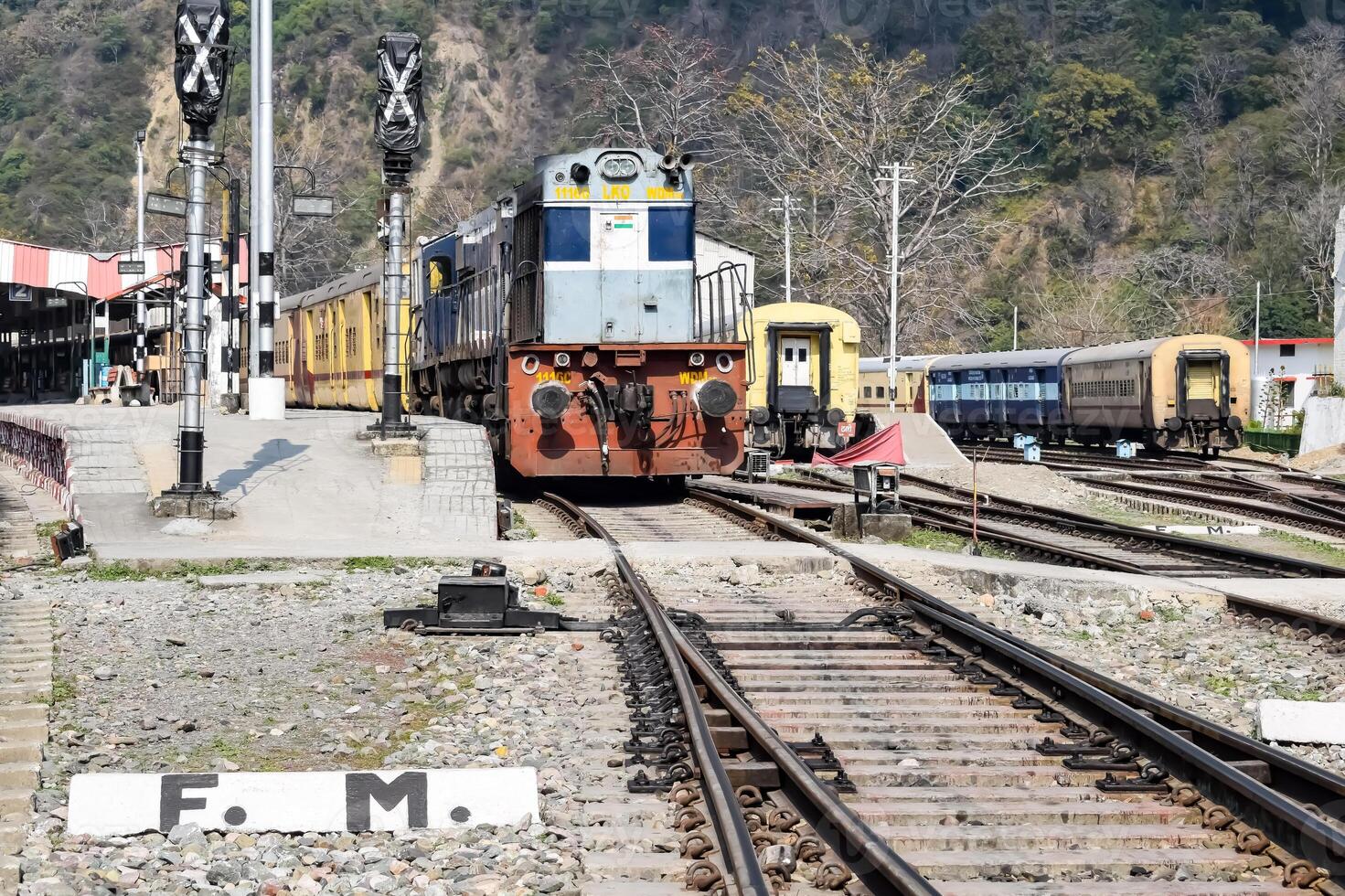 ver de tren ferrocarril pistas desde el medio durante tiempo de día a kathgodam ferrocarril estación en India, tren ferrocarril pista vista, indio ferrocarril unión, pesado industria foto