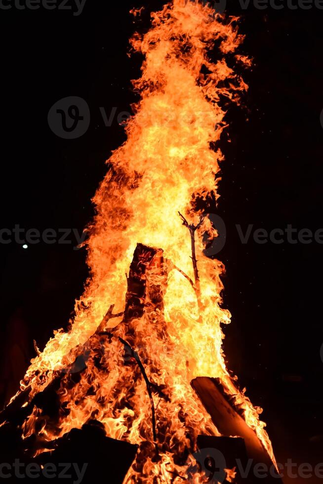 llamas de fuego sobre fondo negro, fondo de textura de llama de fuego blaze, maravillosamente, el fuego está ardiendo, llamas de fuego con madera y hoguera de estiércol de vaca foto