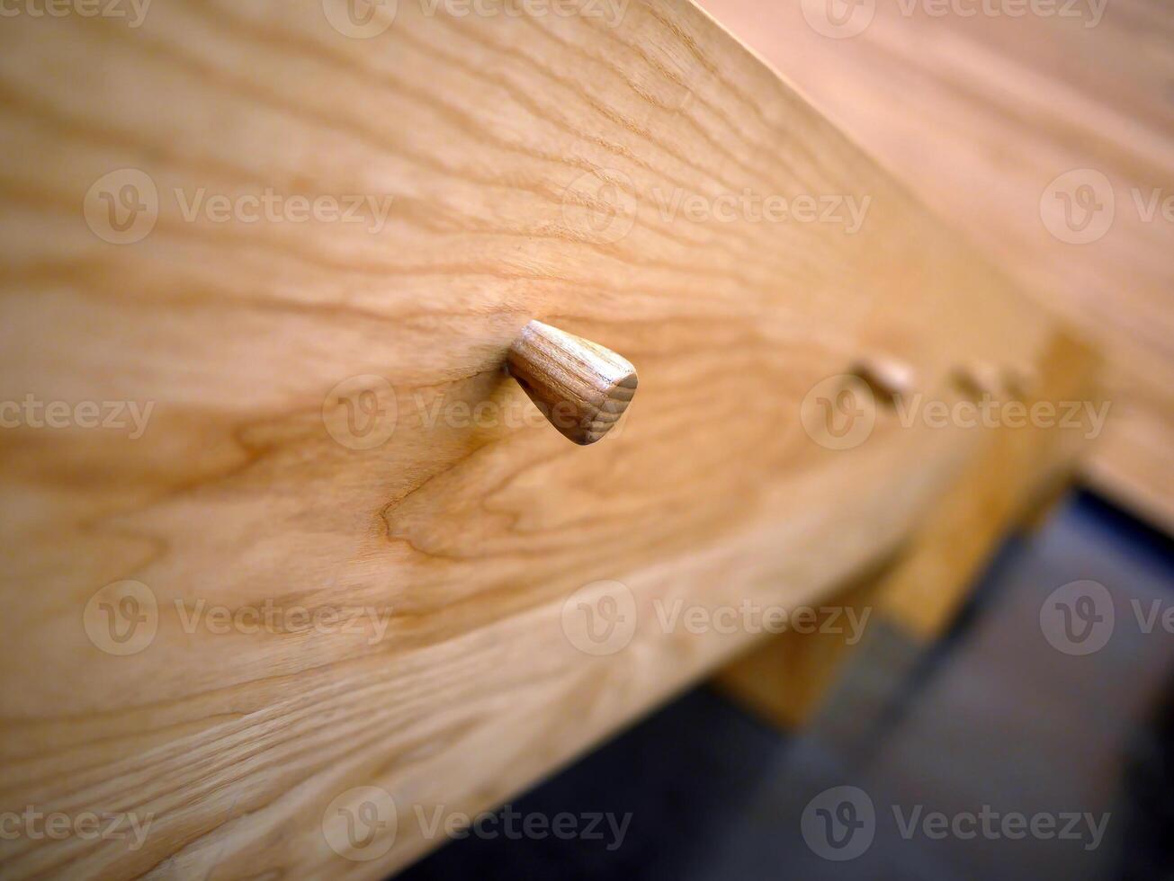 carpintería, cerca arriba elemento de de madera percha gancho para colgante, mano hecho a mano, artesano madera trabajar, hogar decoración muebles, selectivo atención foto