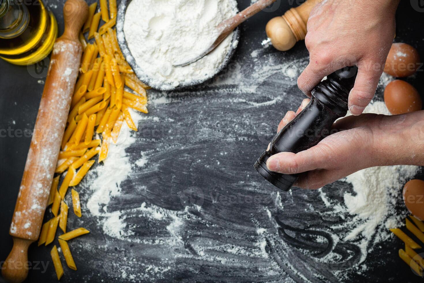 mano participación de madera amoladora. preparación pasta, pizza, un pan en negro antecedentes. foto