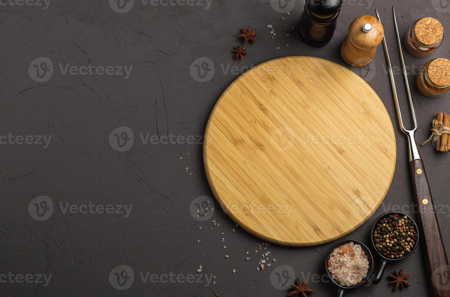 de madera Cocinando tablero con vegetales y especias en un gris hormigón fondo, parte superior ver foto