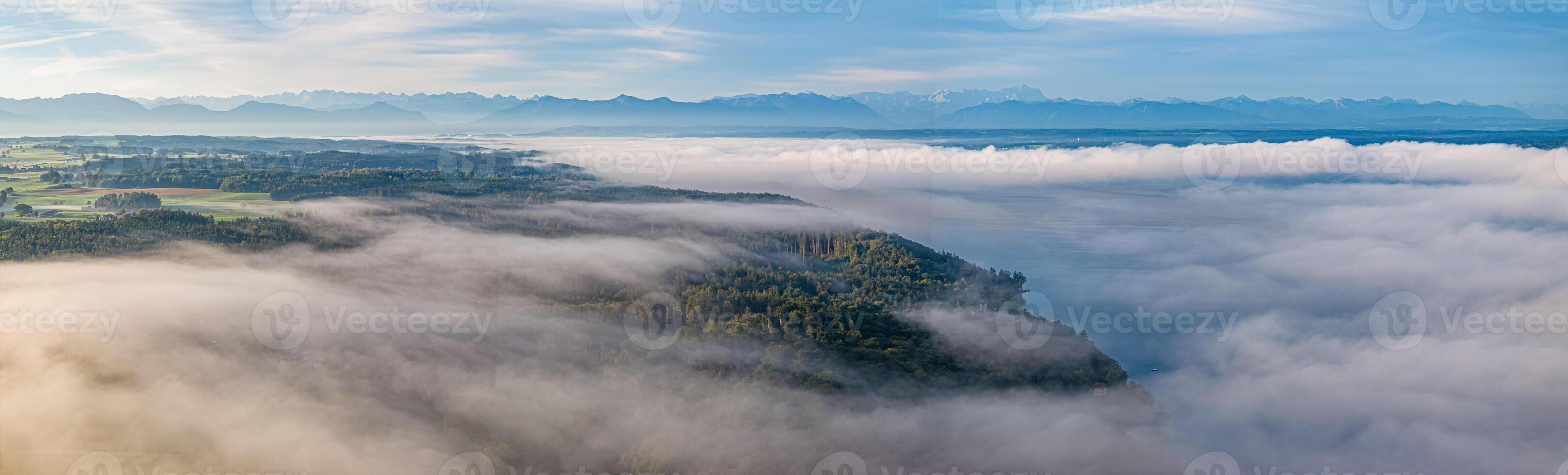 lago starnberger lago baviera zumbido panorama con Alpes montañas en el espalda foto