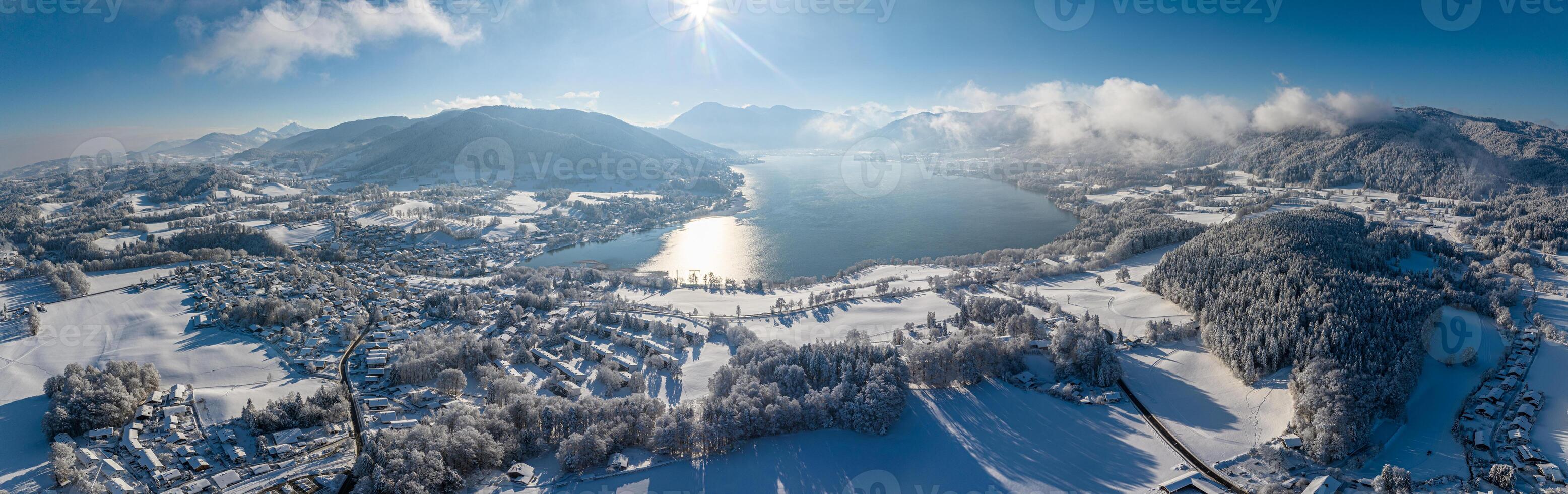 Tegernsee lago baviera hermosa invierno panorama. karwendel Alpes foto