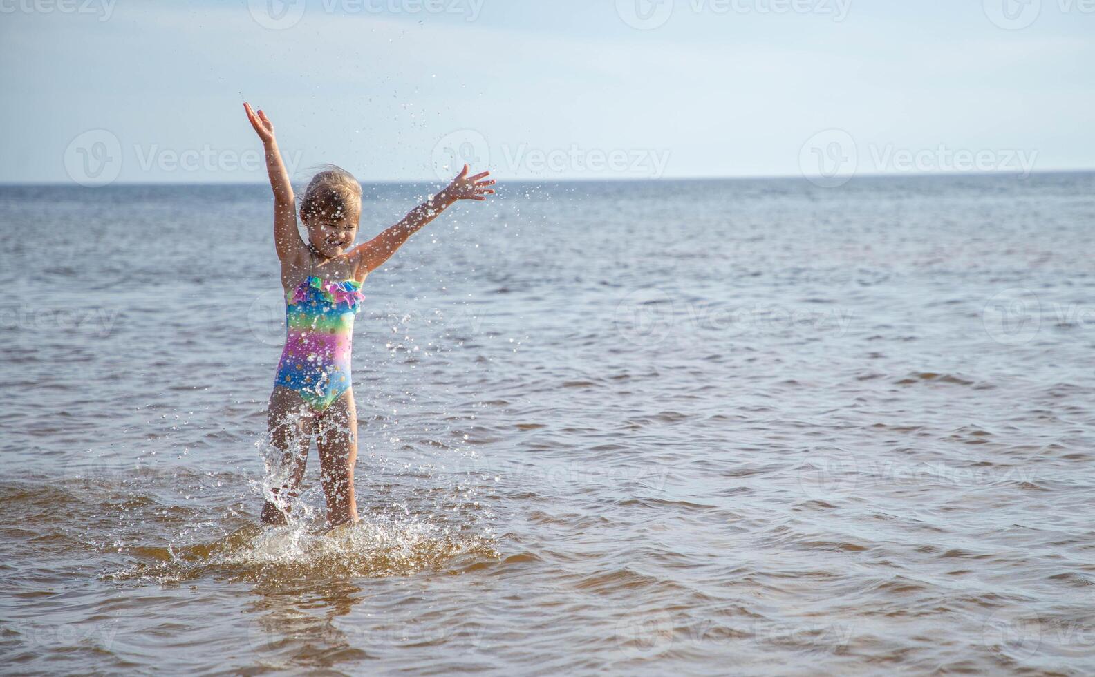 joven contento niño niña de europeo apariencia años de 6 6 teniendo divertido en agua en el playa y salpicaduras, tropicales verano vocaciones,vacaciones.a niño disfruta el familia.mar Días festivos concepto.copiar espacio. foto