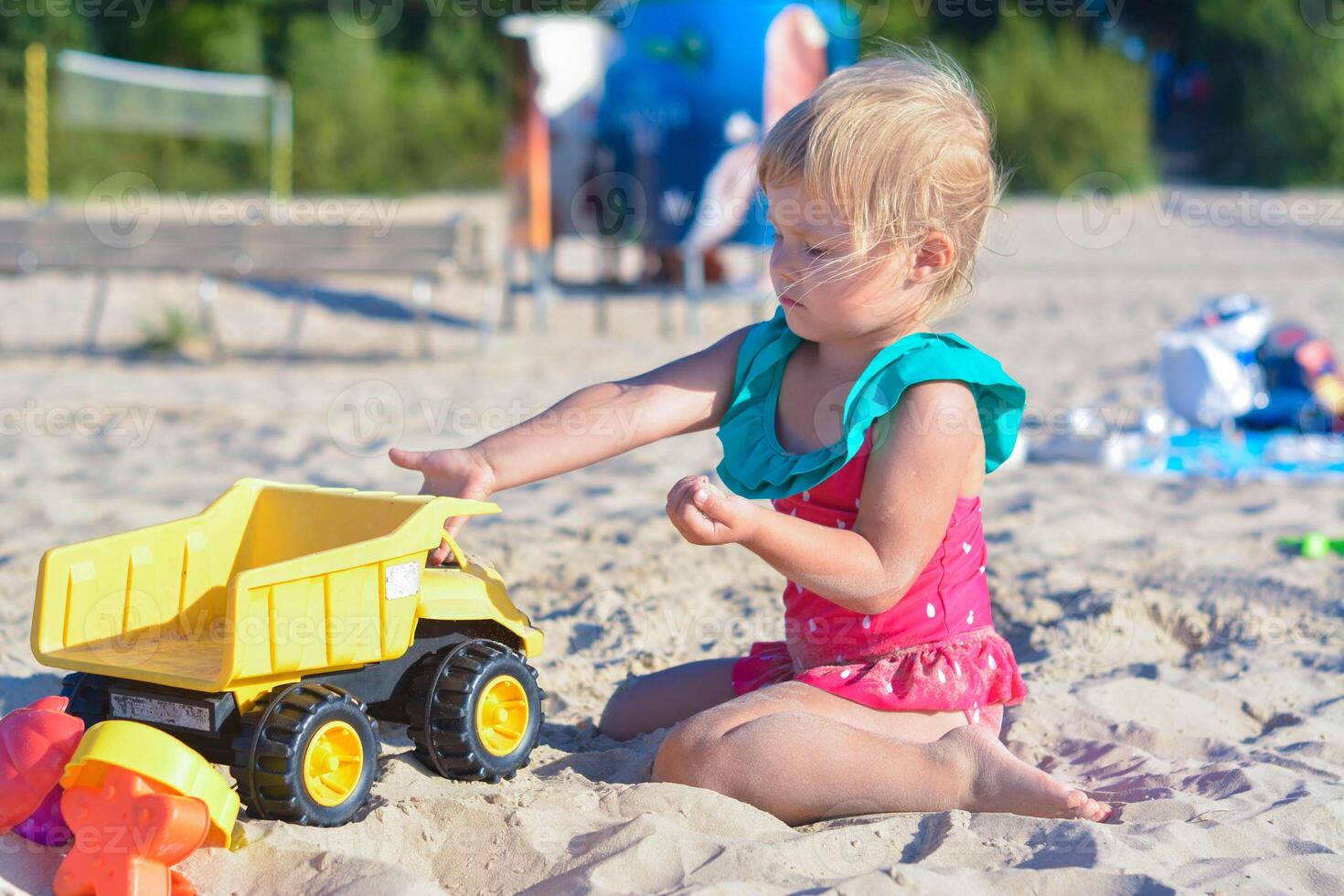 contento niñito niño jugando en el playa con juguete coche.verano vacaciones viaje concepto. foto