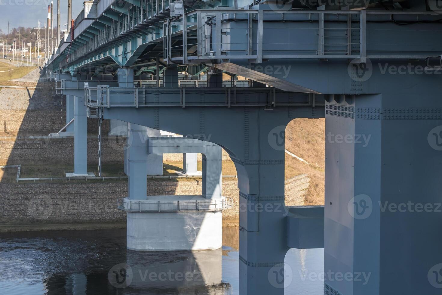 acero marco y hormigón construcción enorme coche puente a través de el amplio río. foto