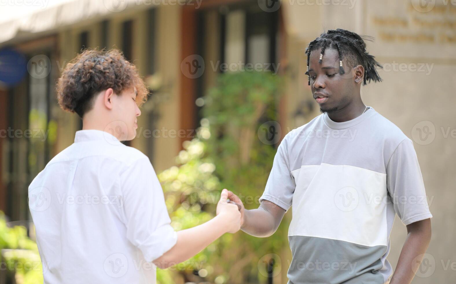 joven multiétnico amigo teniendo divertido al aire libre en hermosa verano día foto