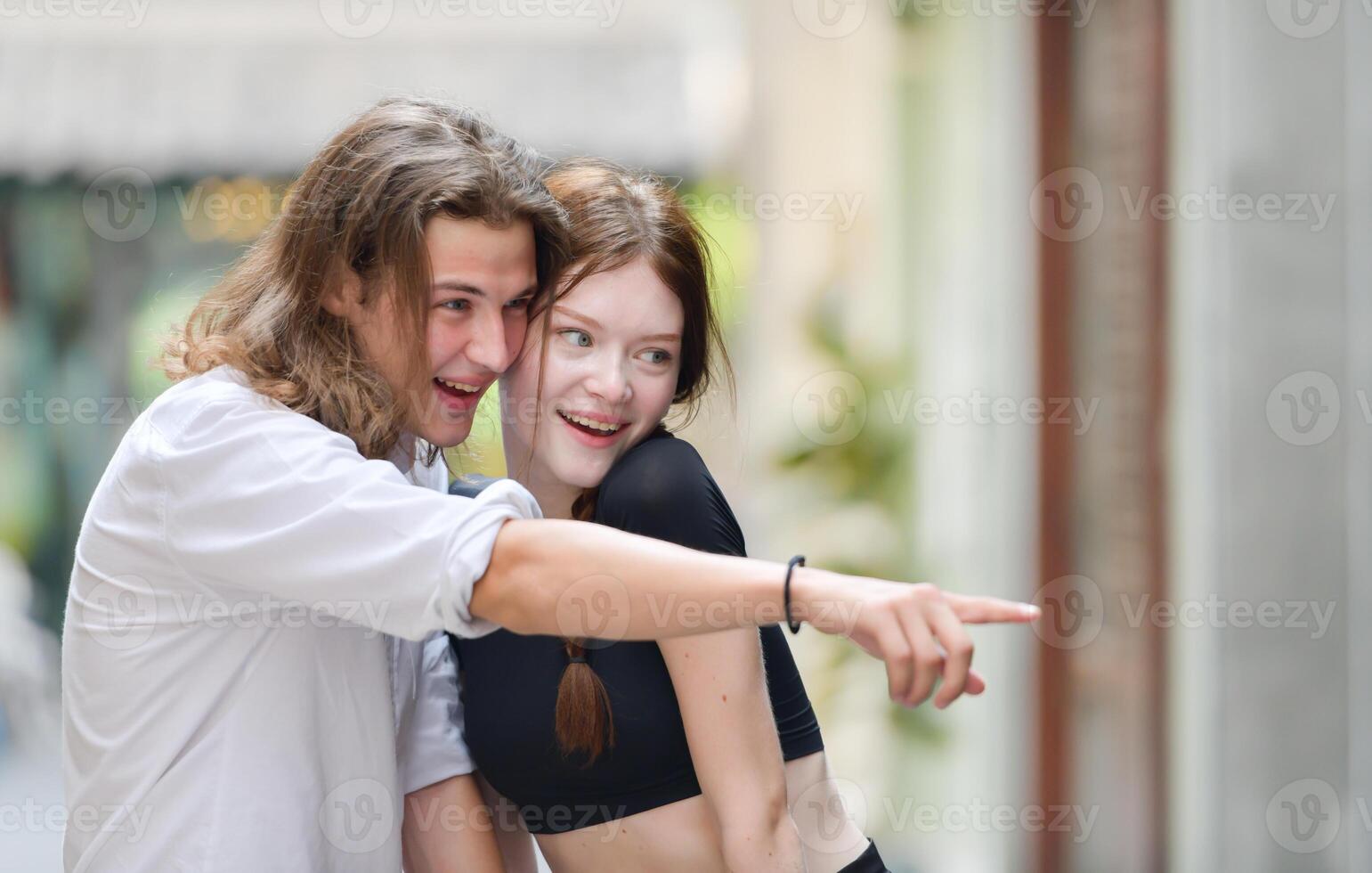 un Pareja es disfrutando un verano vacaciones en el comunidad calles, felizmente demostración su amor a cada otro. foto