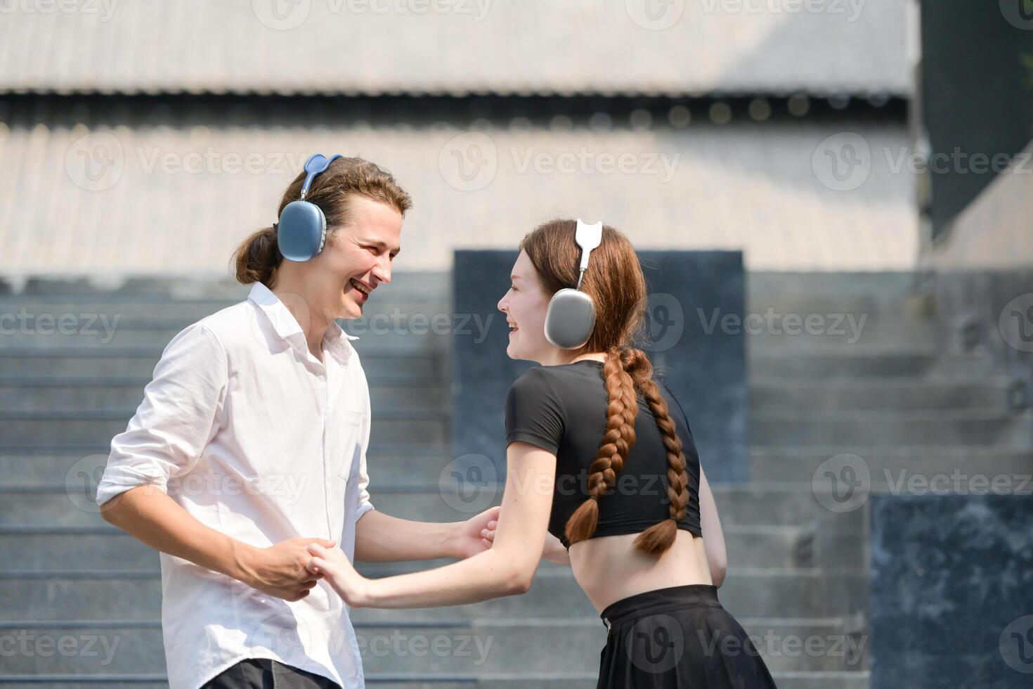 un Pareja es disfrutando un verano vacaciones en el comunidad área, felizmente demostración su amor a cada otro. foto