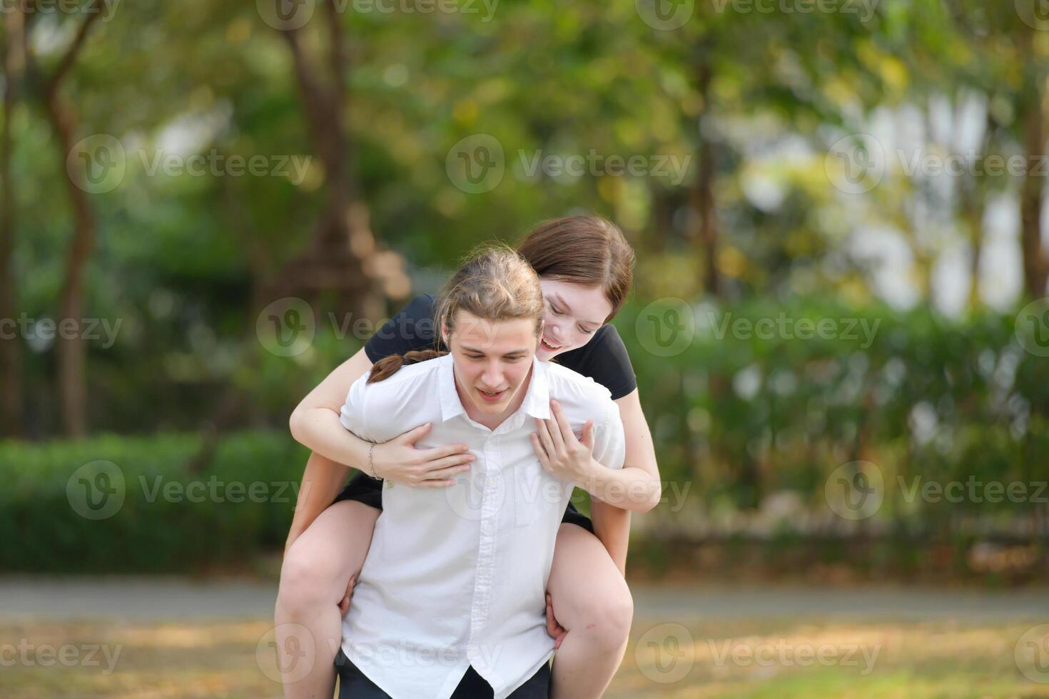 un Pareja es disfrutando un verano vacaciones en el parque, felizmente demostración su amor a cada otro. foto