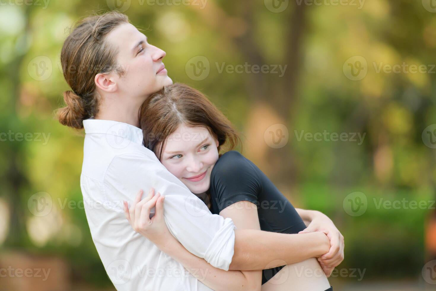 un Pareja es disfrutando un verano vacaciones en el parque, felizmente demostración su amor a cada otro. foto