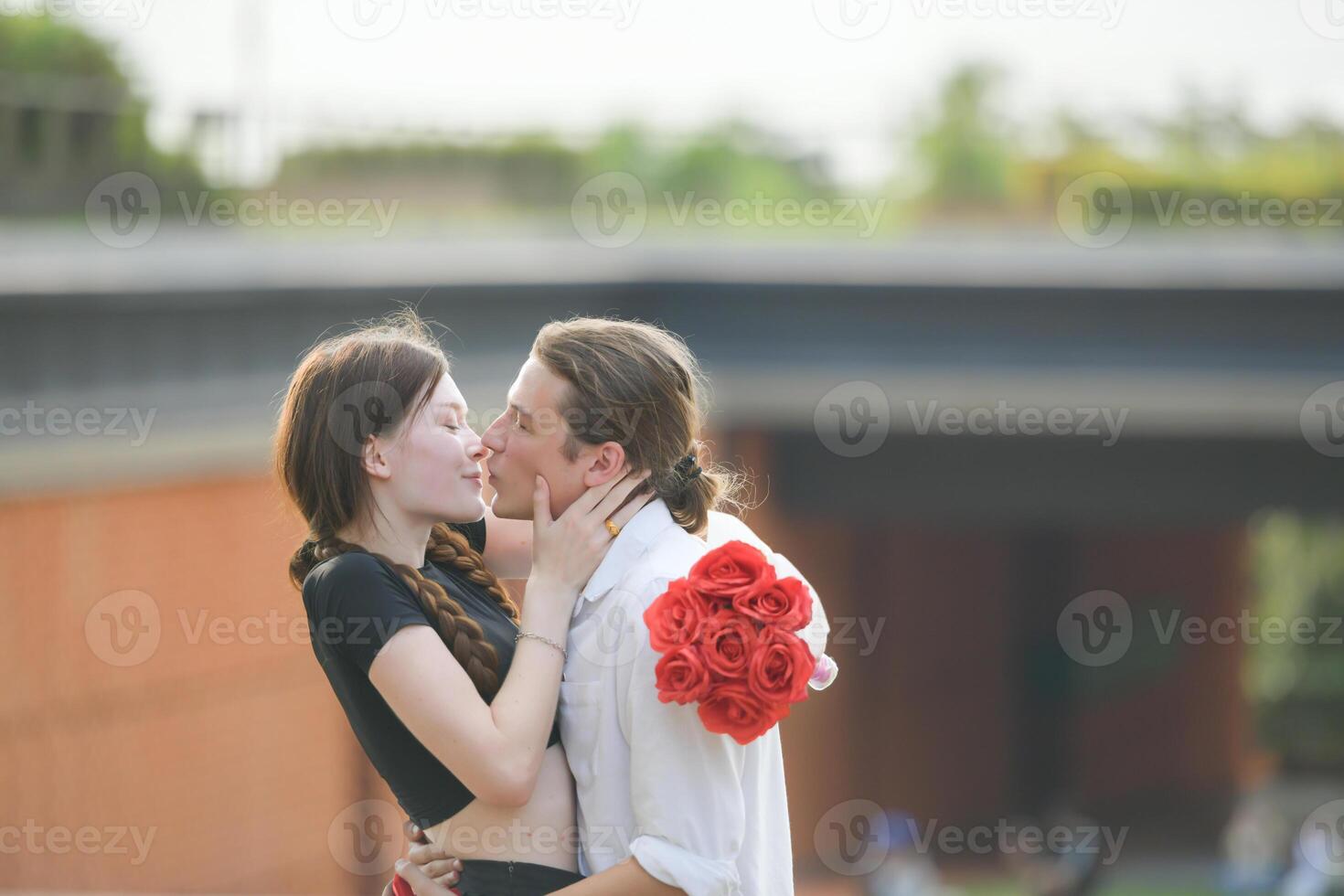 un Pareja es disfrutando un verano vacaciones en el parque, felizmente demostración su amor a cada otro. foto