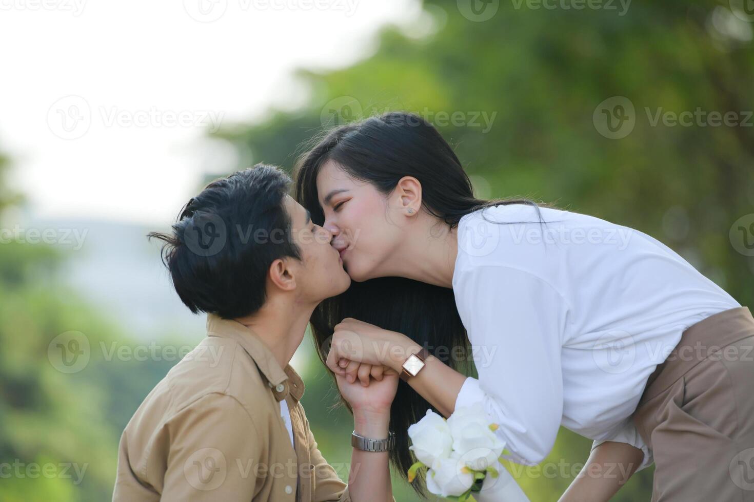 lgbt Pareja es disfrutando un verano vacaciones en el parque, felizmente demostración su amor a cada otro. foto