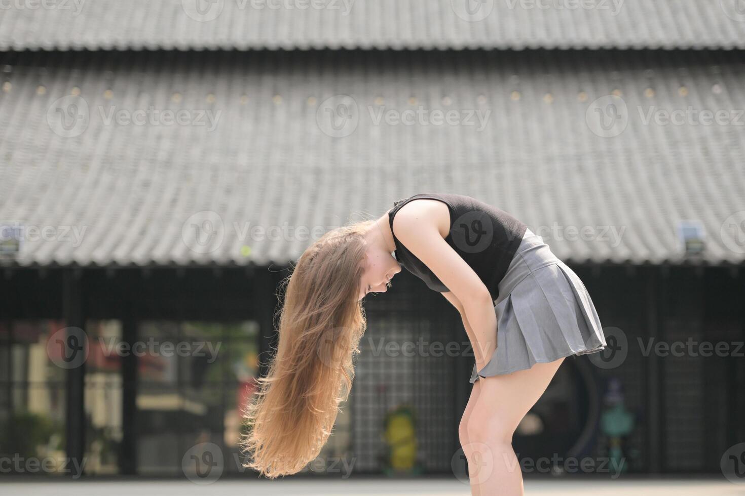A young woman with his hairstyle and the atmosphere of living in the community. photo
