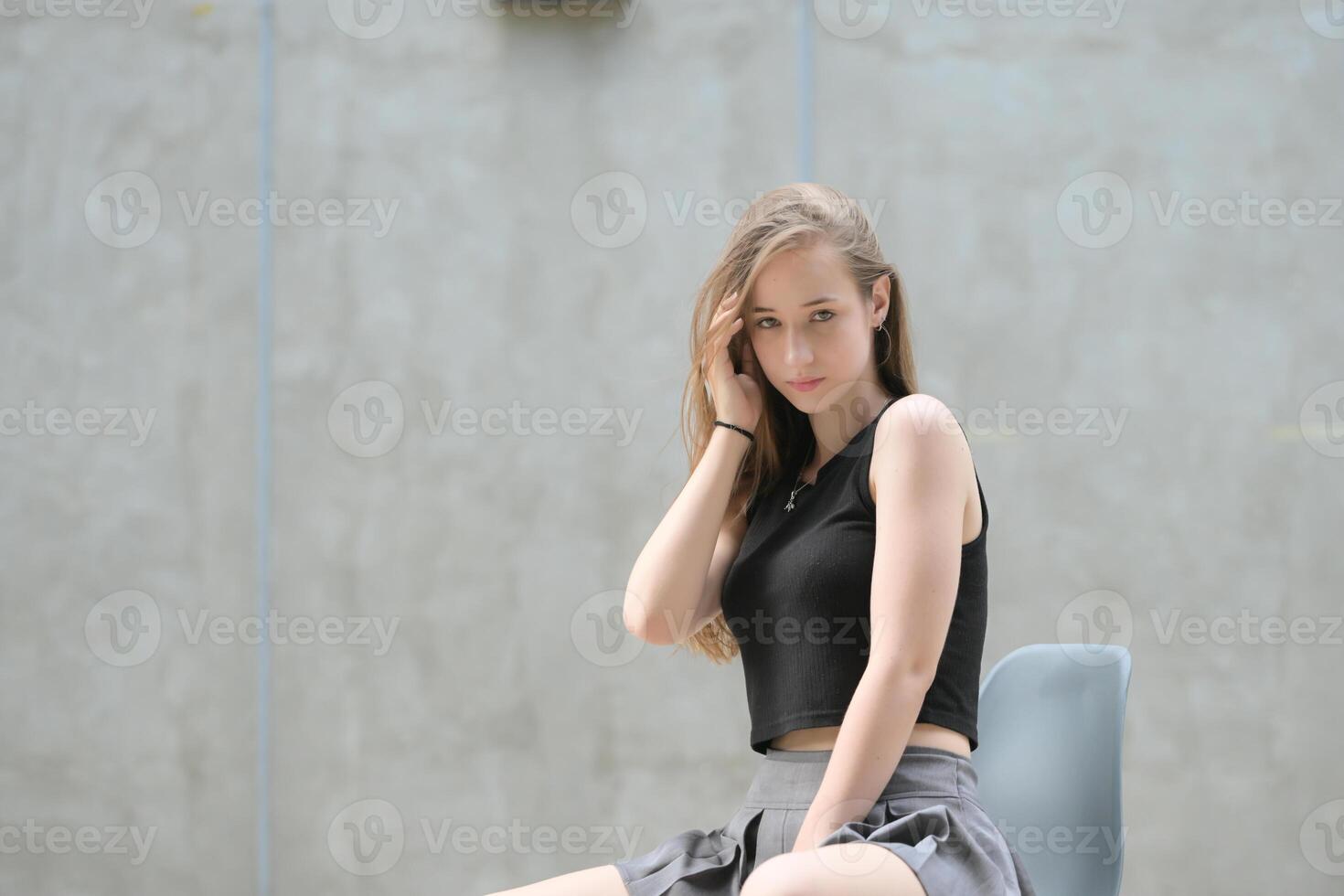 A young woman with his hairstyle and the atmosphere of living in the community. photo