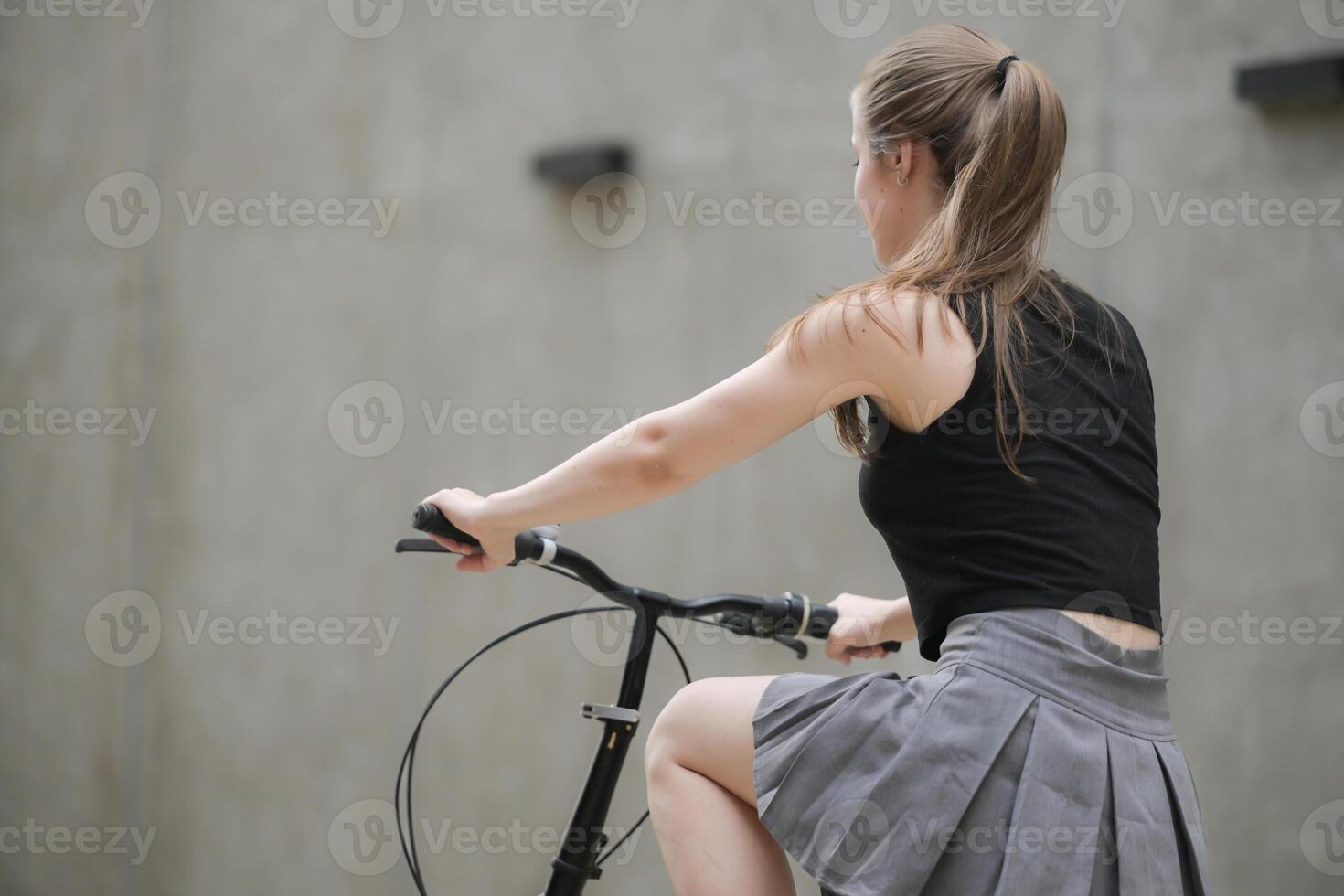 A young woman with his hairstyle and the atmosphere of living in the community. photo
