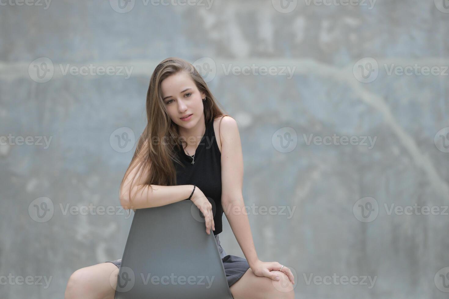 un joven mujer con su peinado y el atmósfera de vivo en el comunidad. foto