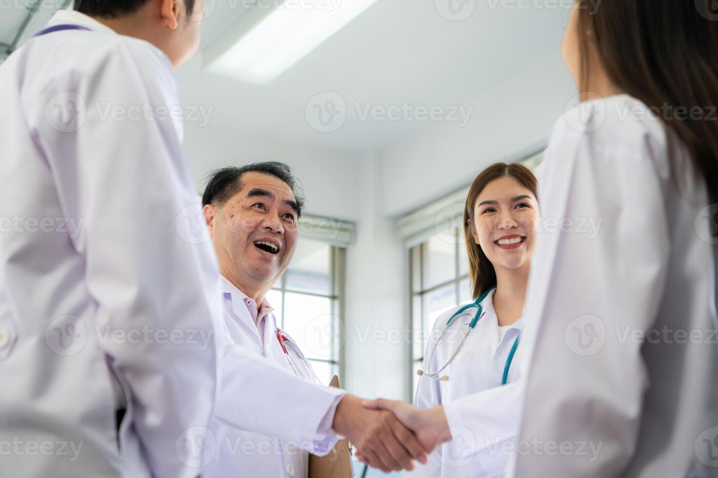 un Encantado médico equipo disfrutando logro en un hospital ajuste con alto cinco. foto