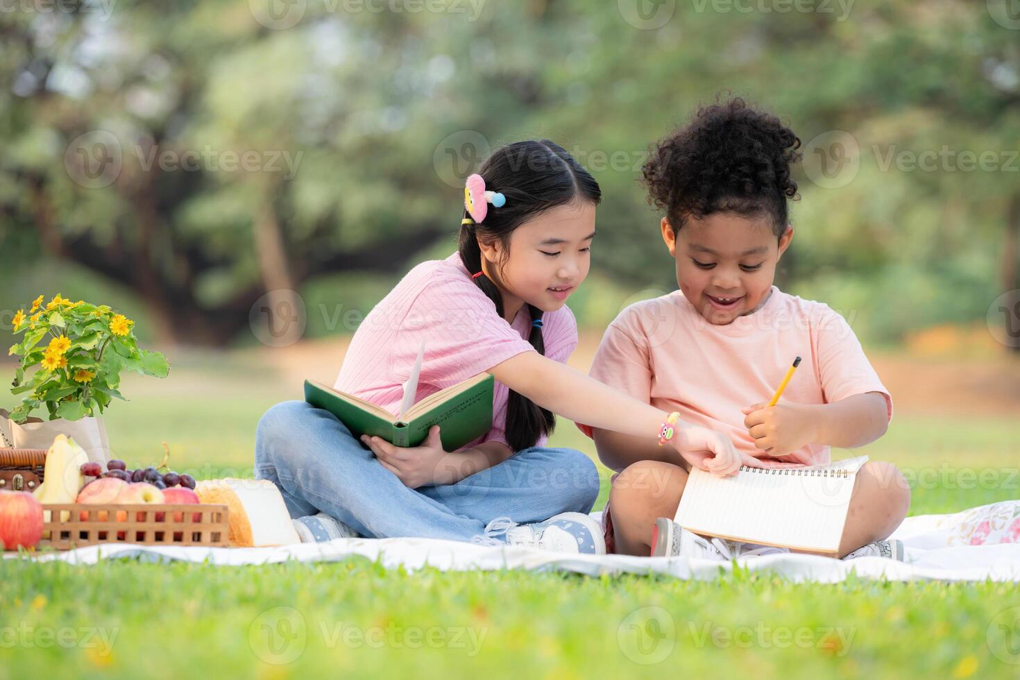 contento familia disfrutando un picnic en el parque, niños son teniendo divertido dibujo en papel. foto