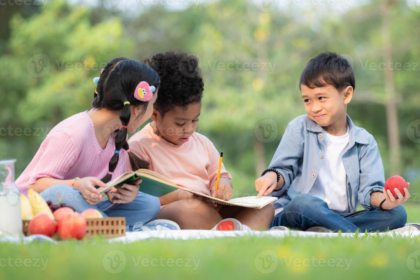 contento familia disfrutando un picnic en el parque, niños son teniendo divertido dibujo en papel. foto