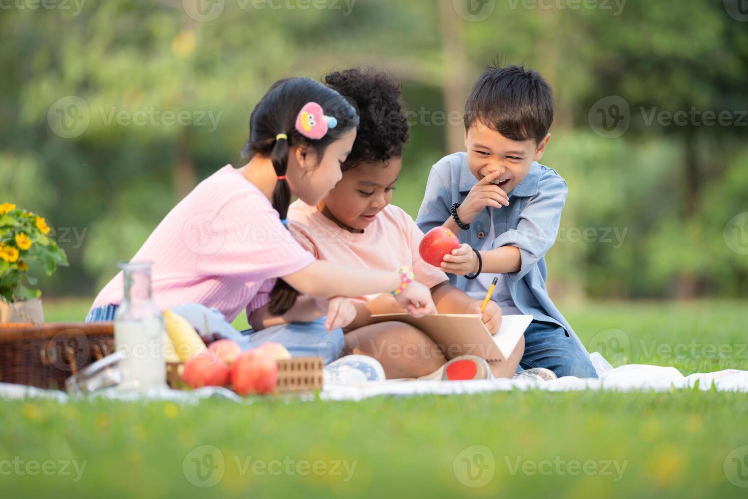 contento familia disfrutando un picnic en el parque, niños son teniendo divertido dibujo en papel. foto