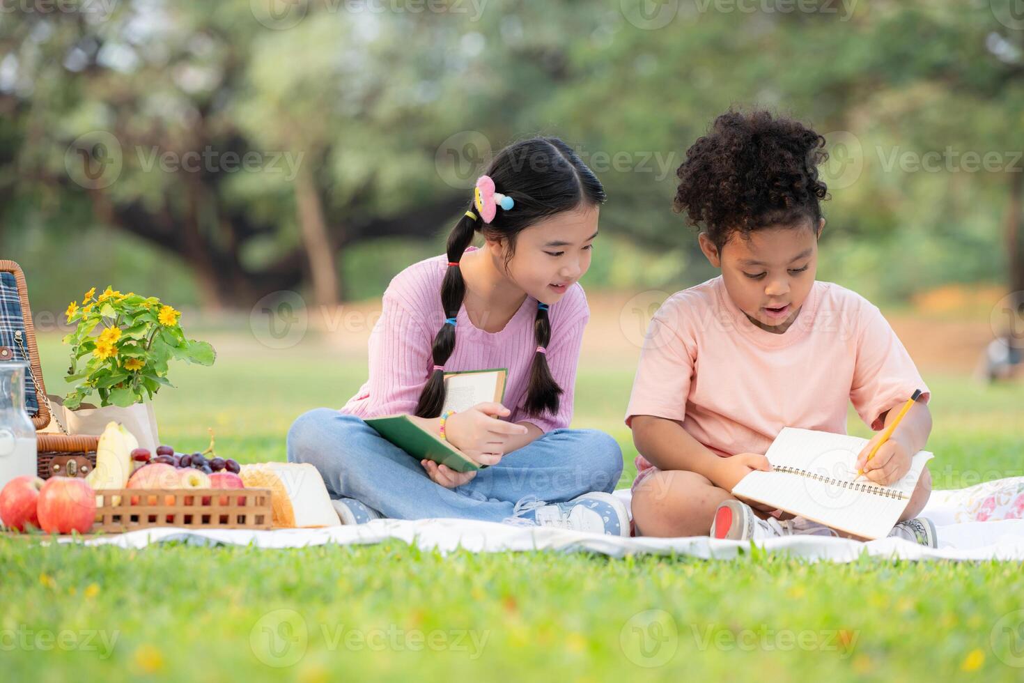 contento familia disfrutando un picnic en el parque, niños son teniendo divertido dibujo en papel. foto