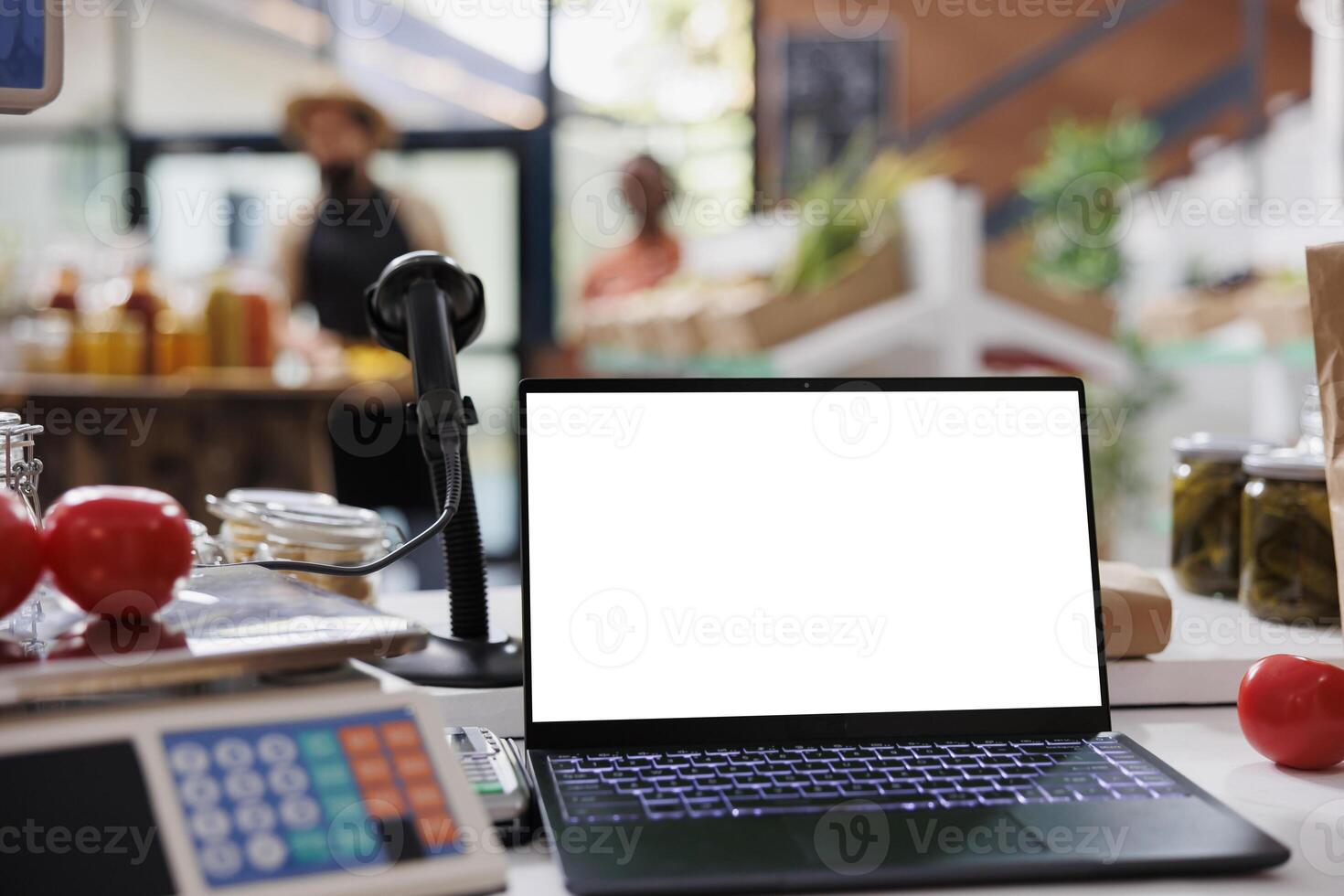 negro ordenador portátil con blanco blanco pantalla metido en un mostrador siguiente a un medición peso escala máquina en ambientalmente simpático almacenar. inalámbrico computadora mostrando aislado chromakey Bosquejo modelo. foto