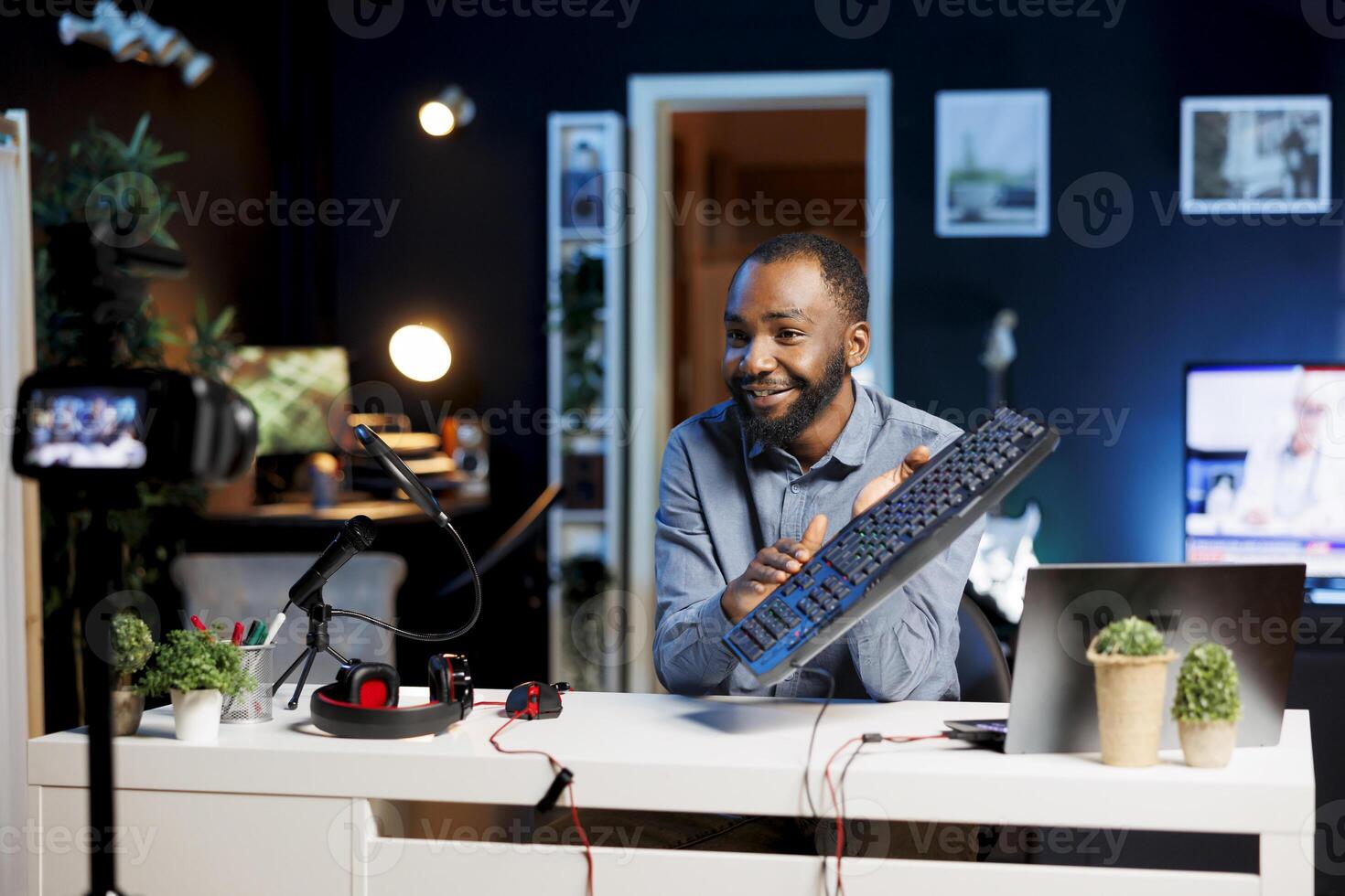 alegre medios de comunicación estrella siendo patrocinado por asociarse marca a hacer juego de azar teclado desembalaje contenido. tecnología gurú lo hace hombre de influencia marketing, haciendo producto colocación de computadora periféricos foto