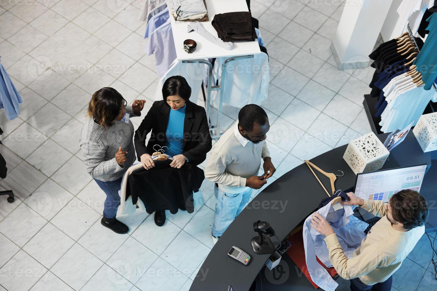 ropa Tienda clientes haciendo compra y esperando a revisa a completar pago transacción parte superior vista. compras centro comercial boutique clientela participación vestir mientras en pie en línea a efectivo Registrarse foto