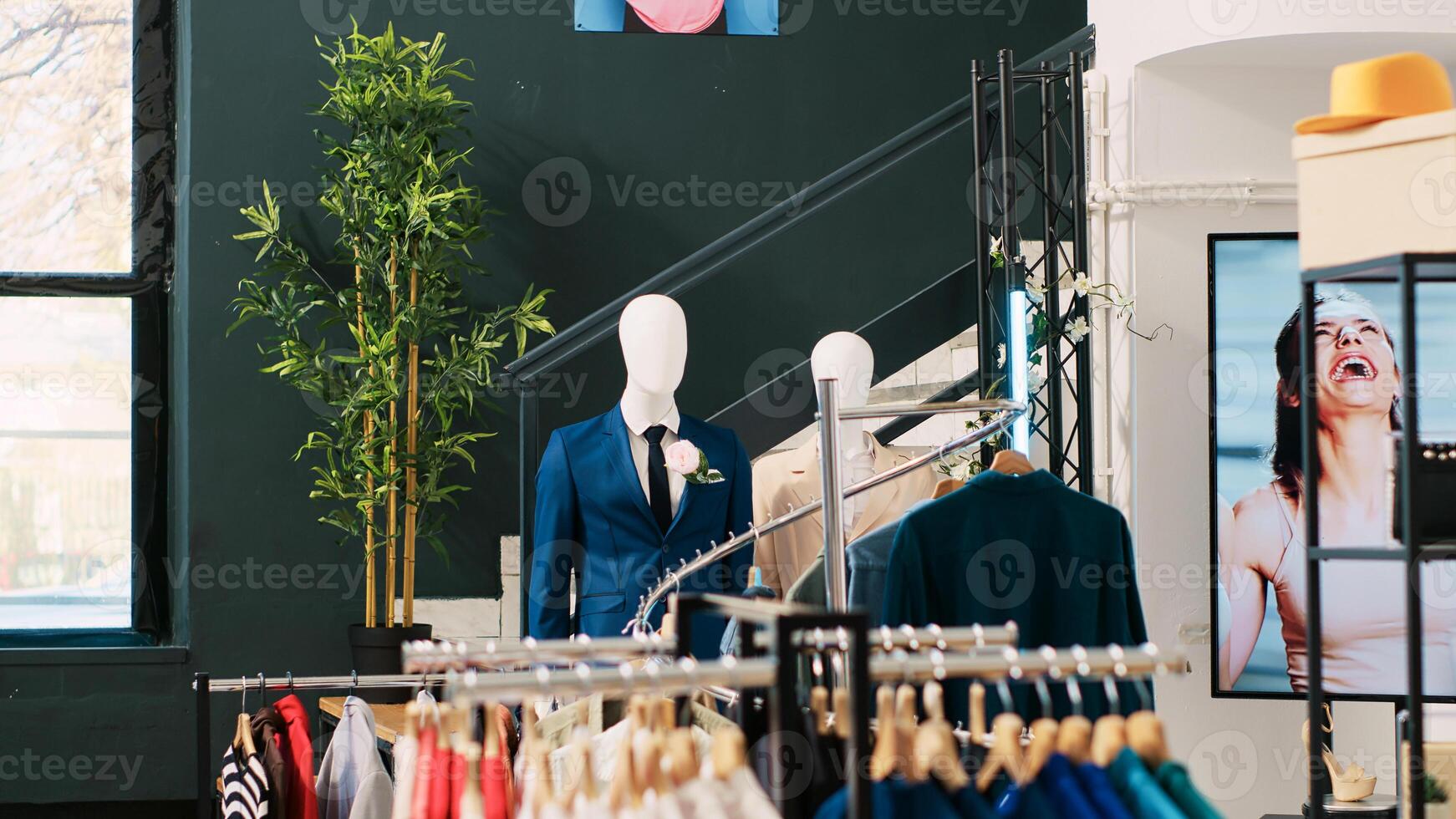 vacío compras centrar con de moda ropa, Al por menor tienda con elegante mercancías en perchas y bastidores moderno boutique equipado con nuevo Moda colección esperando para clientes. comercial actividad foto