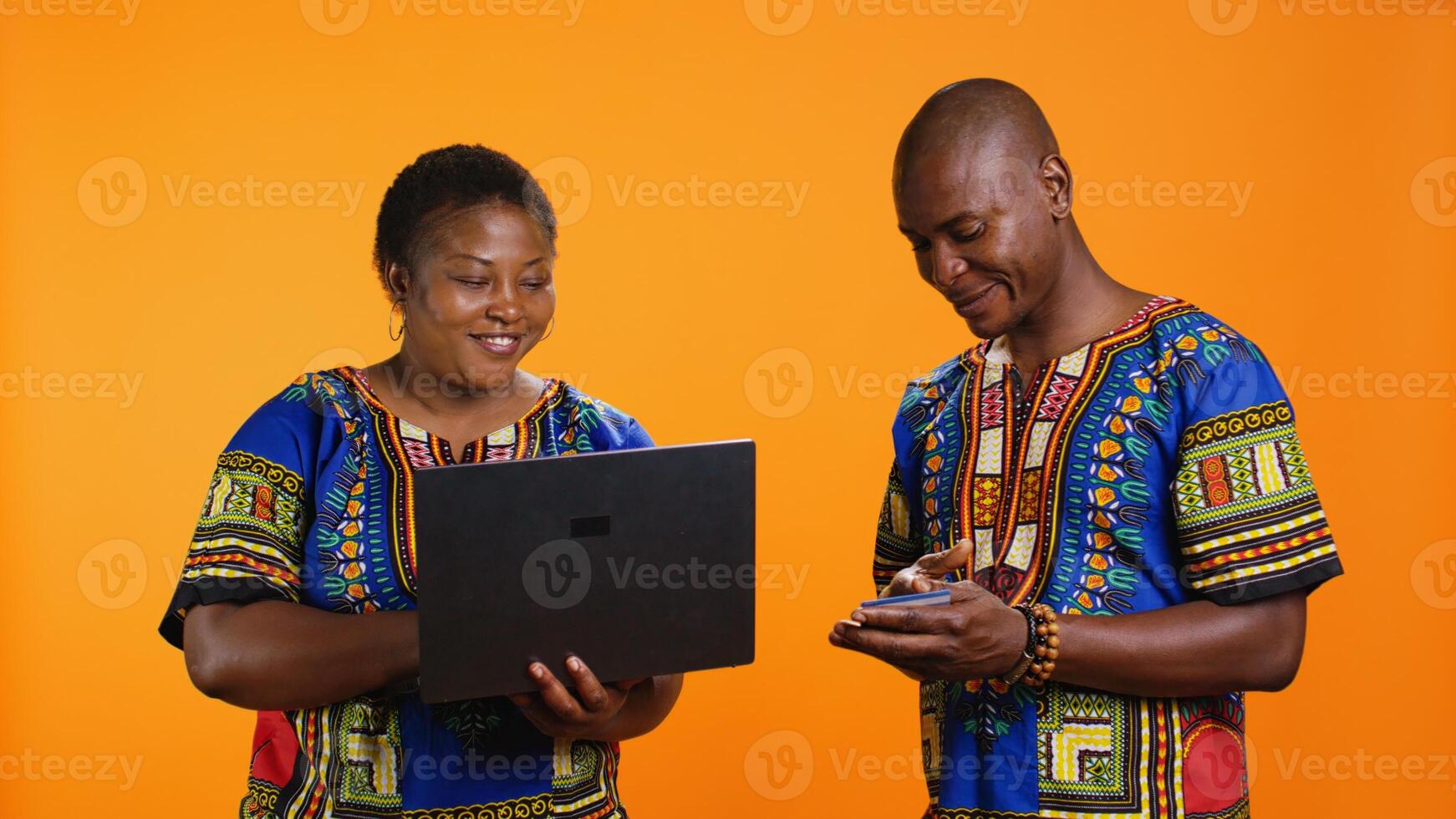 casado personas haciendo en línea compras en computadora portátil, utilizando Internet sitio a tipo débito tarjeta información para electrónico bancario compra. alegre mujer comprando artículos en Tienda Página web, web transacción. foto