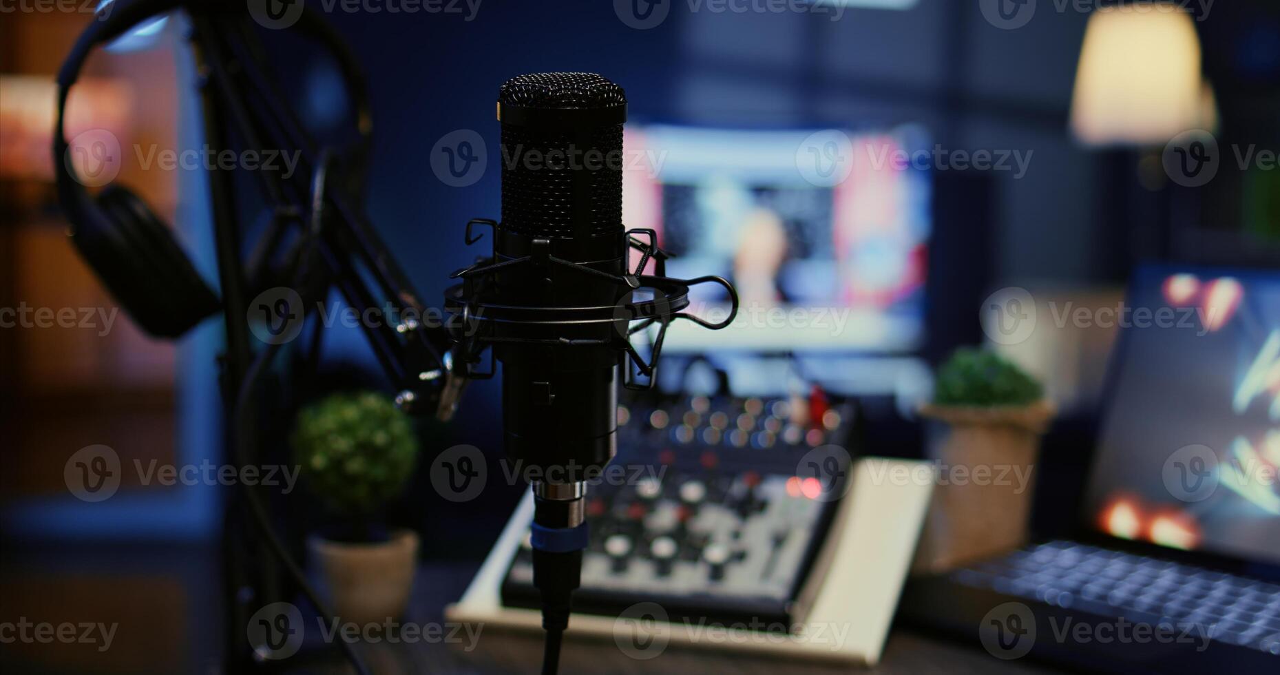 Panning shot of high tech mic used to produce quality online show for livestreaming channel. Professional streaming sound capturing and recording podcasting gear in empty apartment, close up photo