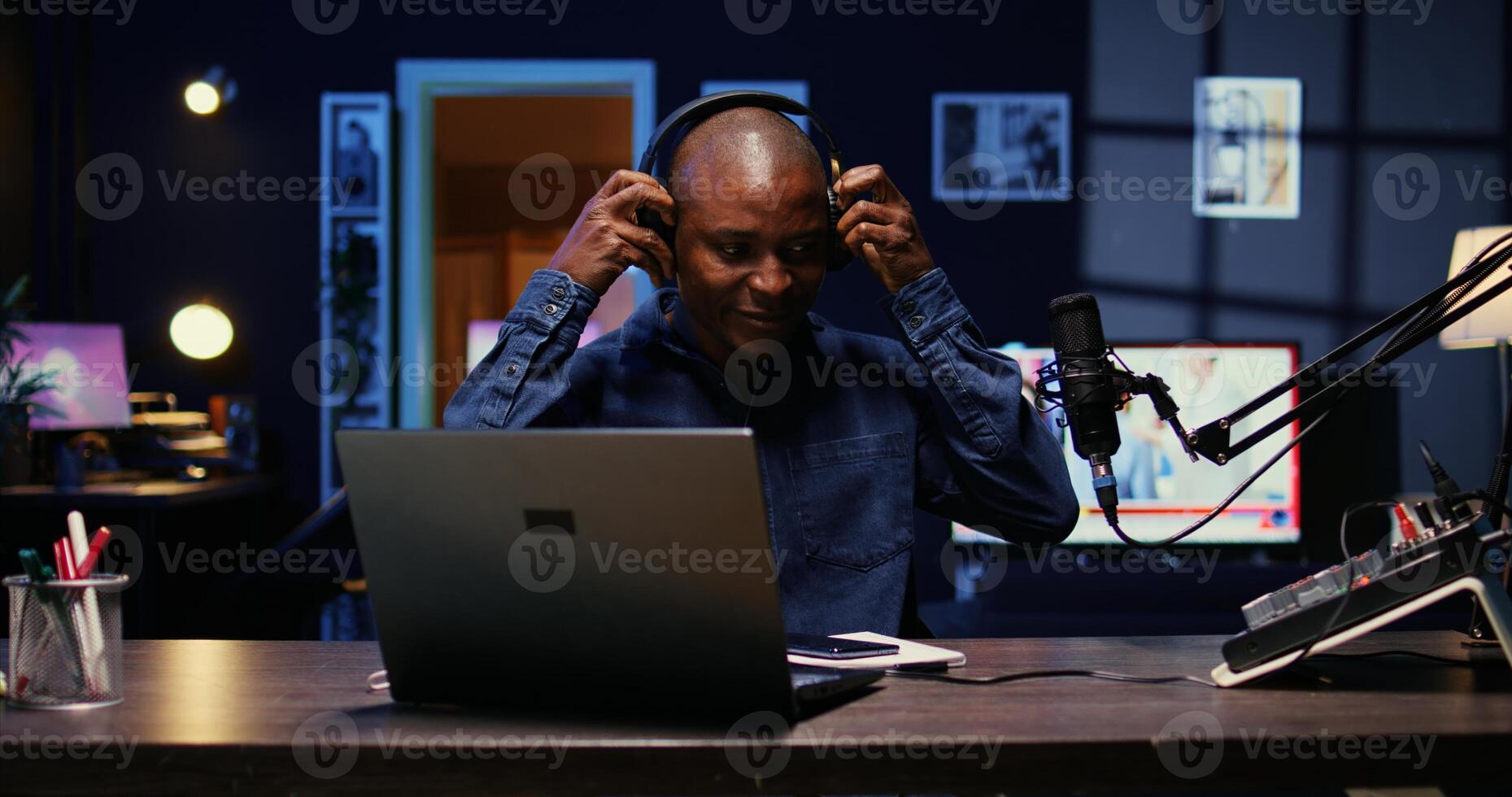 retrato de africano americano hombre comenzando En Vivo transmitir en transmisión plataforma, saludo espectadores alegre Internet estrella llegando en estudio, Listo a crear contenido para su audiencia foto