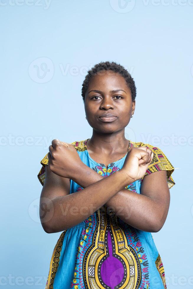 disgustado hermosa niña presentación rechazo firmar con su manos, siendo decepcionado en frente de cámara. africano americano modelo haciendo detener símbolo a Rápido negatividad y rechazo terminado fondo. foto