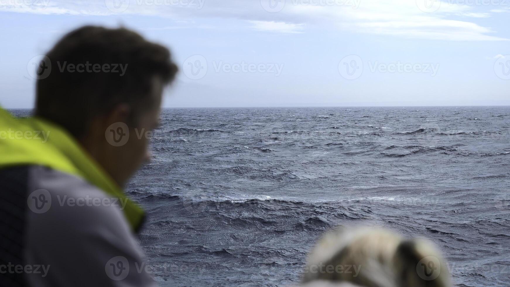 Pareja en flotante barco en antecedentes de mar. acortar. dos personas son navegación en Embarcacion con mar vista. Pareja en mar viaje en Embarcacion en antecedentes de mar horizonte foto