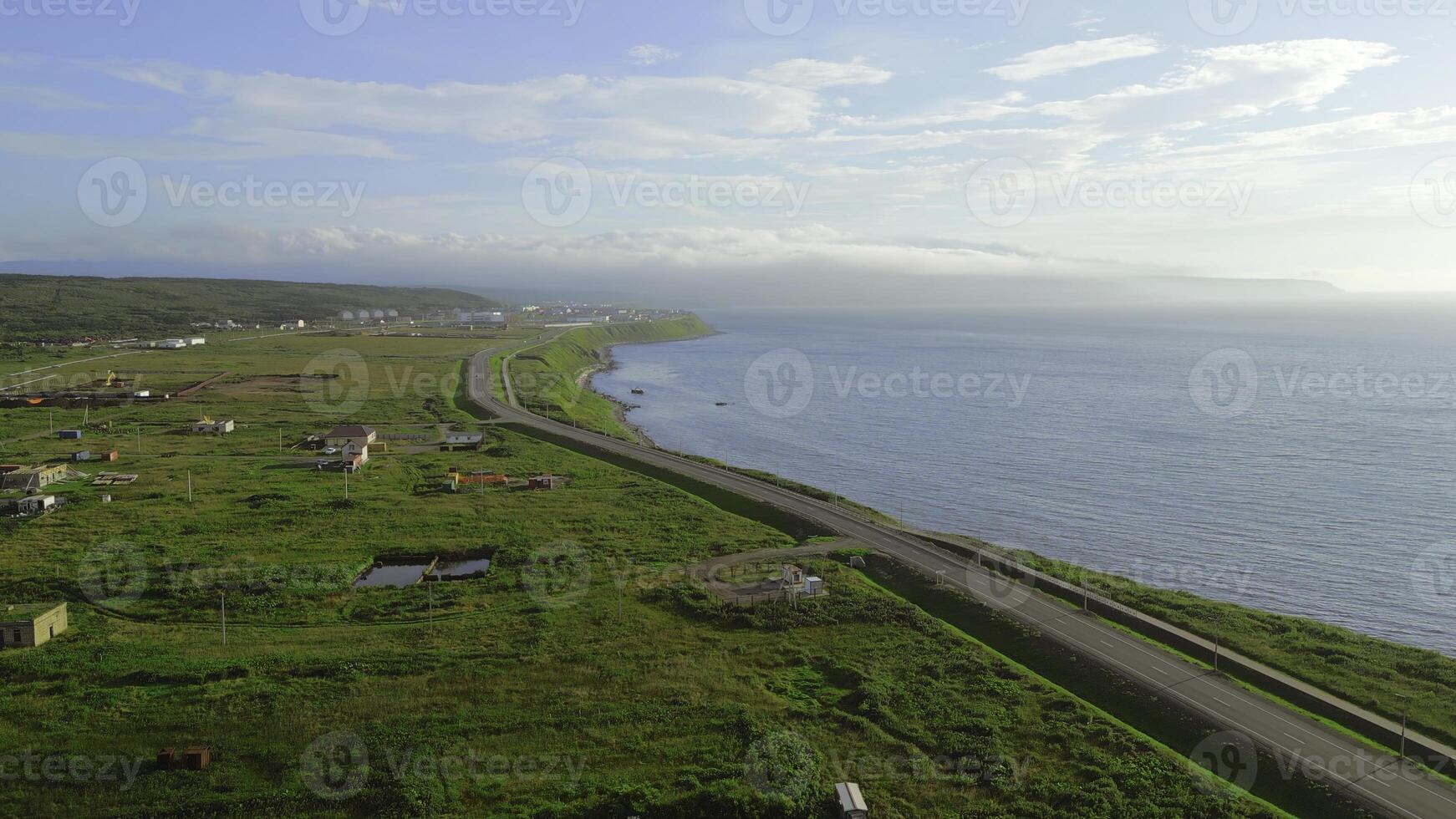 parte superior ver de pueblo con la carretera a mar costa. acortar. marina de costa con la carretera y pueblo en soleado verano día. hermosa ver de costa con pueblo y mar soleado horizonte foto