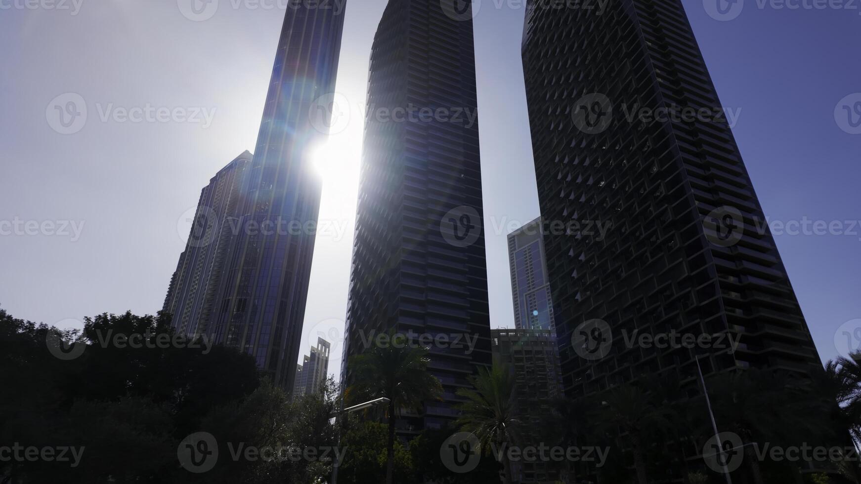 un bajo ángulo ver de el rascacielos en el centrar de Dubái acción. concepto de moderno arquitectura. foto