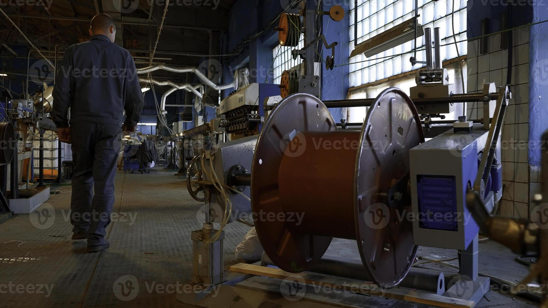 siguiendo el profesional fábrica trabajador en uniforme. creativo. caminando mediante moderno industrial fabricación instalación. foto