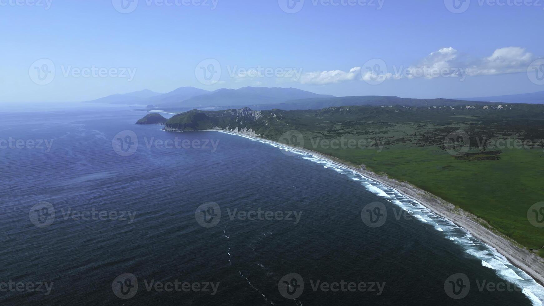 cinematográfico zumbido Disparo de el norte atlántico Oceano línea costera. acortar. azur mar y prados con azul cielo arriba. foto