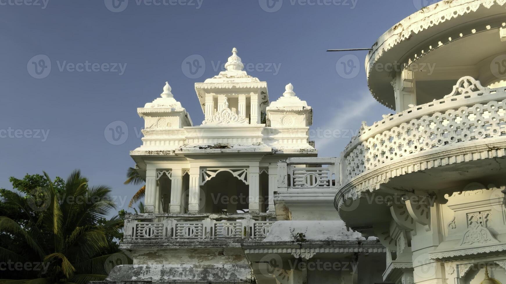 hermosa blanco templo con tallado elementos. acción. concepto de religión y arquitectura. foto