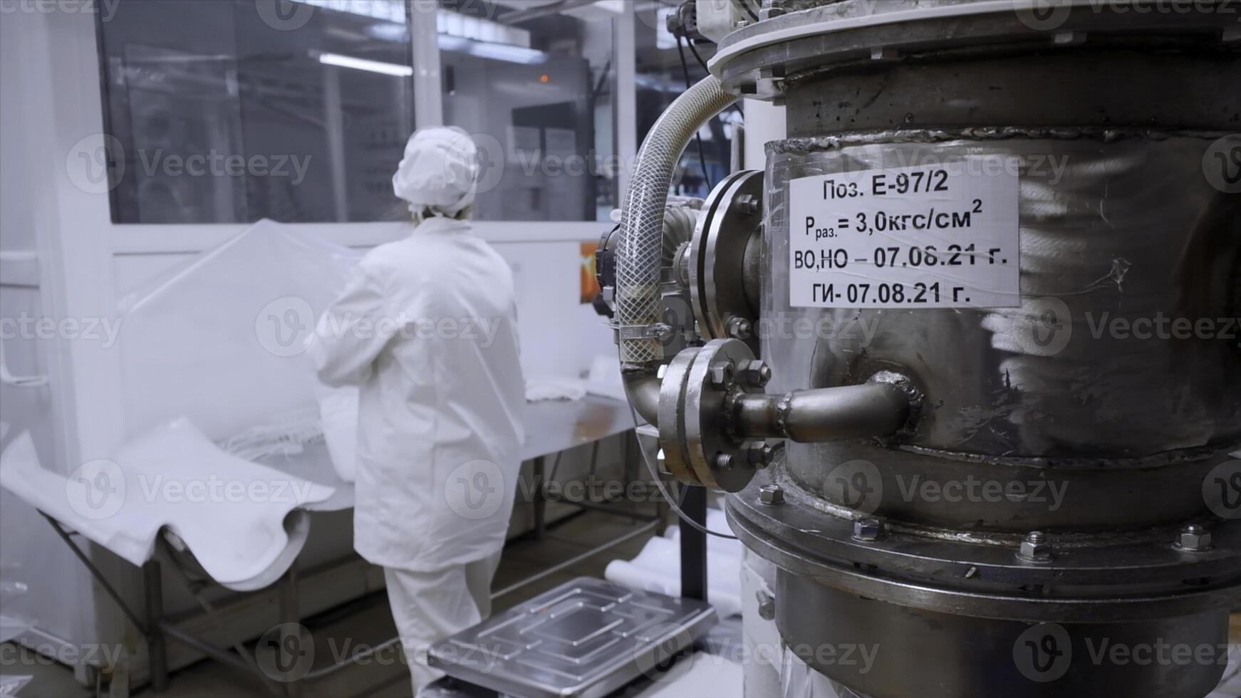 ver dentro de el industrial lechería producción instalación. acortar. enorme contenedores a moderno industrial fábrica. foto