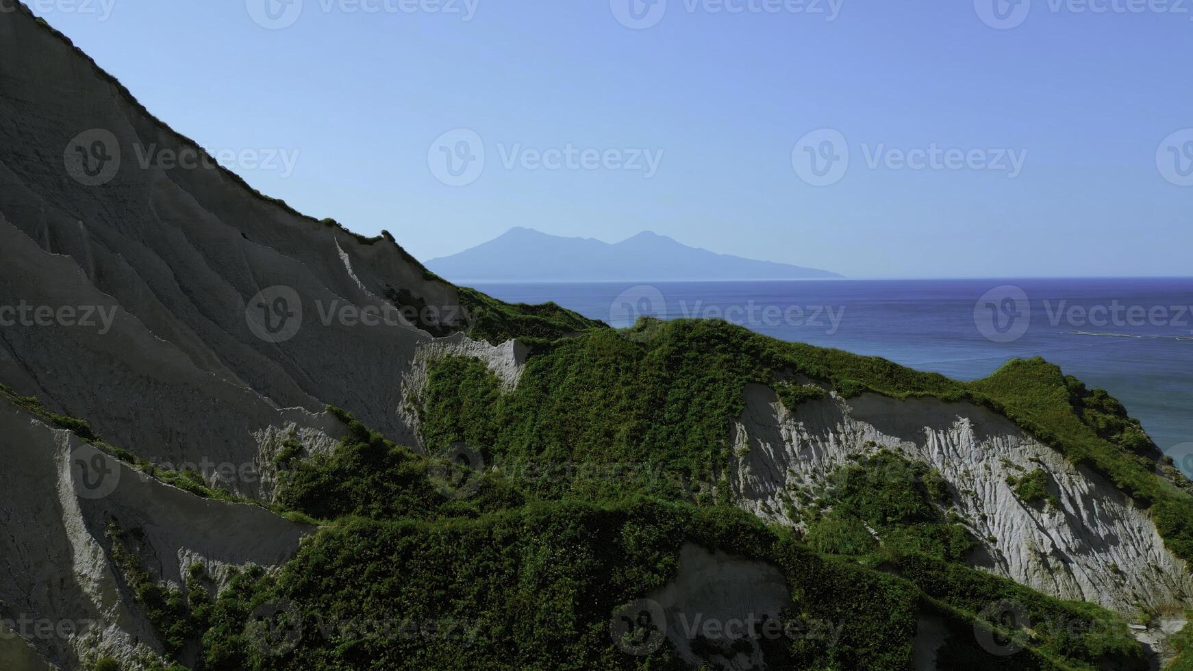 aéreo ver de el hawaiano línea costera cerca azul mar. acortar. paraíso isla cubierto por verde vegetación. foto