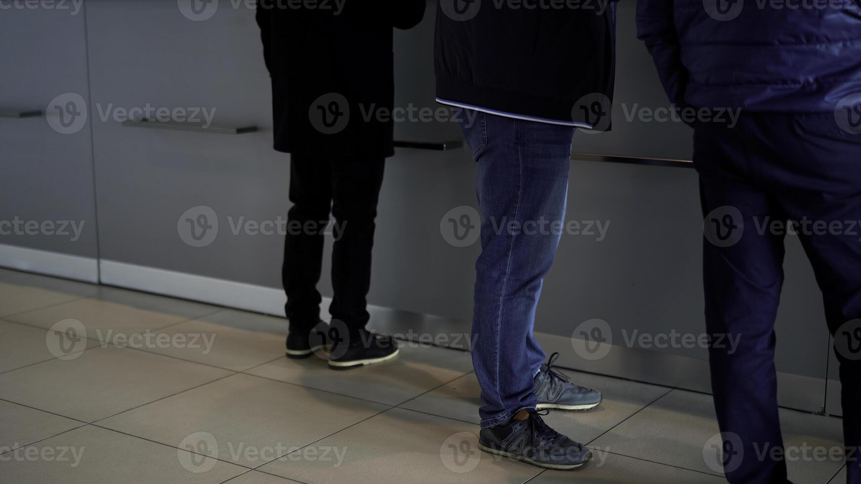 personas quedarse por el vaso información escritorio a un hospital o negocio centro. medios de comunicación. recepción escritorio y irreconocible hombres. foto