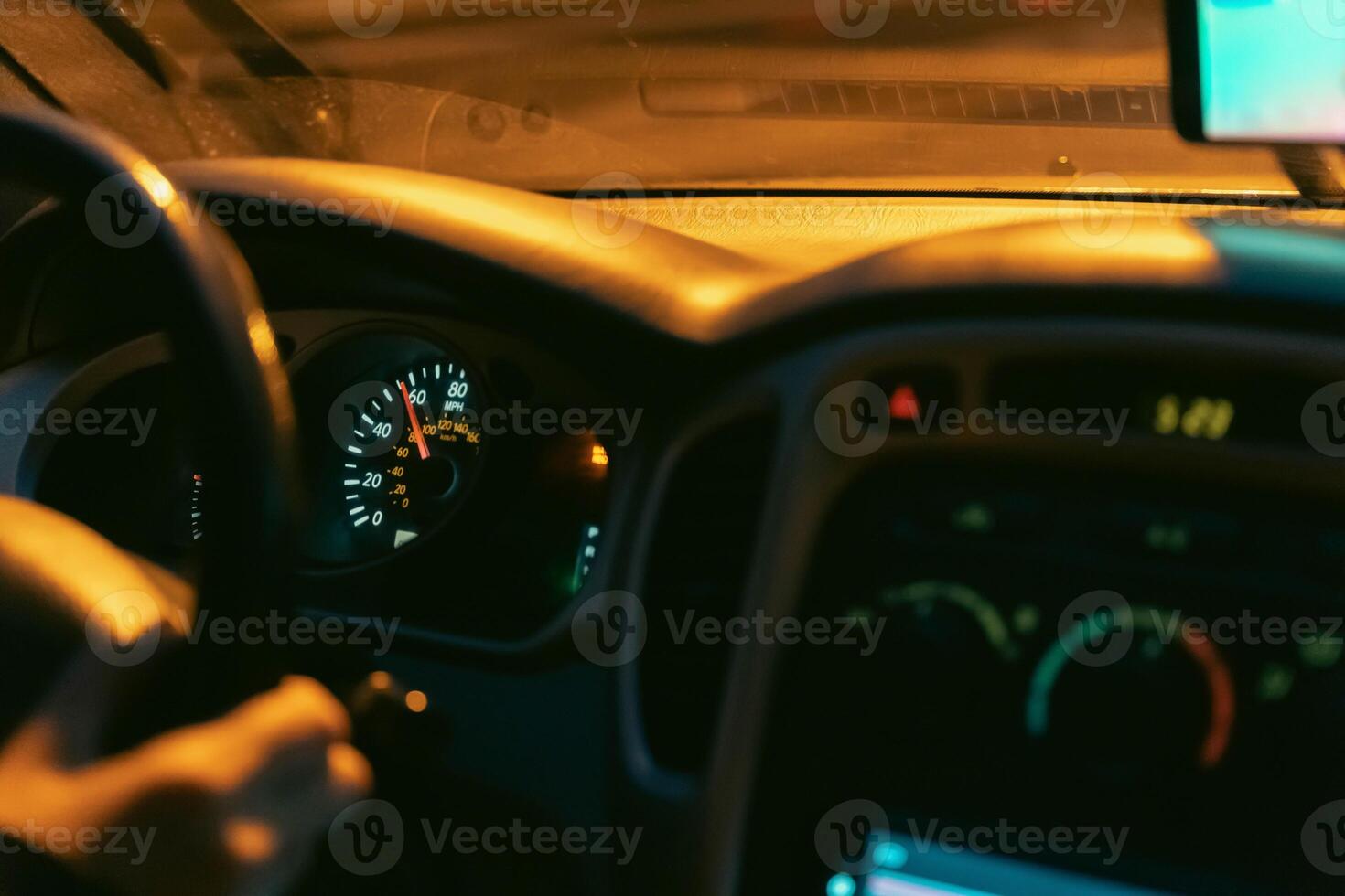 conductor manos estrella de guía coche en noche la carretera en medio de desenfocado faros foto