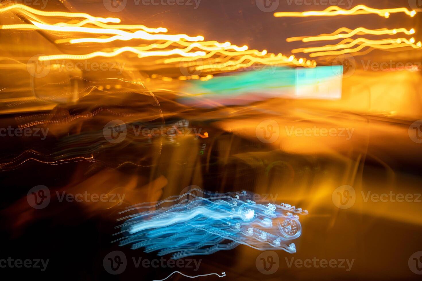 agotado conductor exceso de velocidad en noche autopista con borroso faros foto