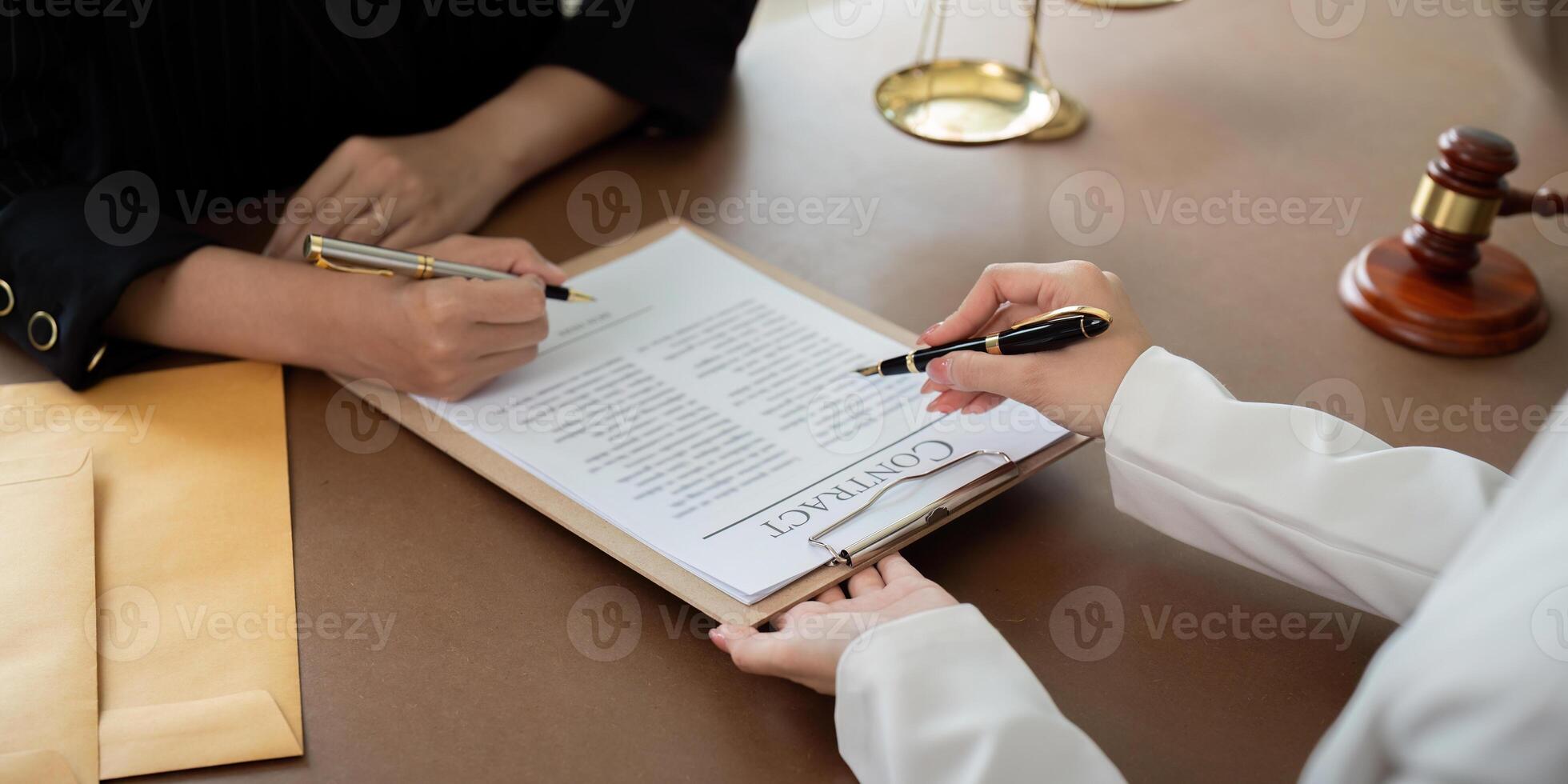 contrato de rebaja estaba en el mesa en el abogado oficina el empresa contratado el abogado oficina como un legal tutor y sequía el contrato entonces ese el cliente podría señales el Derecha contrato foto