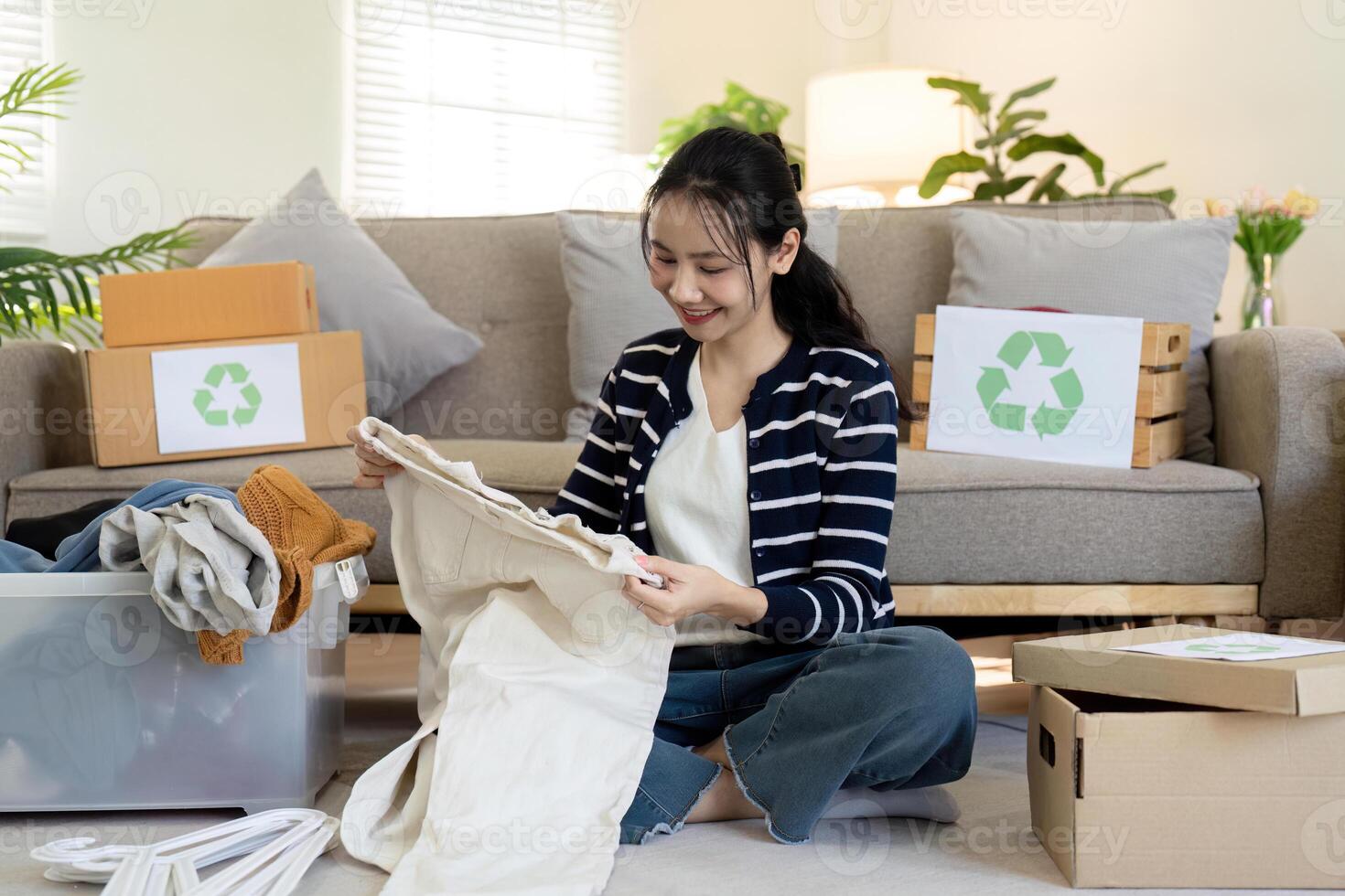 mujer paquete caja con usado ropa para reutilizar. reutilizar, reciclaje material y reduciendo residuos en moda, segundo mano vestir idea. circular moda, cero residuos concepto foto