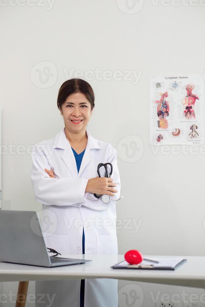 mayor hembra médico trabajando a oficina escritorio a en salud clínica o hospital foto